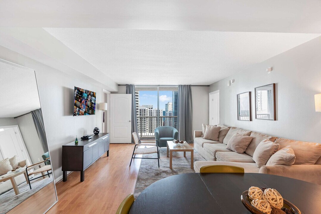 1200 Brickell Bay Dr in Miami, FL - Building Photo