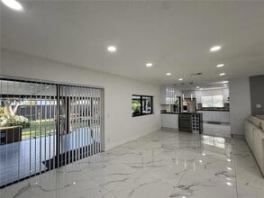 10394 Fairway Heights Blvd in Miami, FL - Foto de edificio - Building Photo