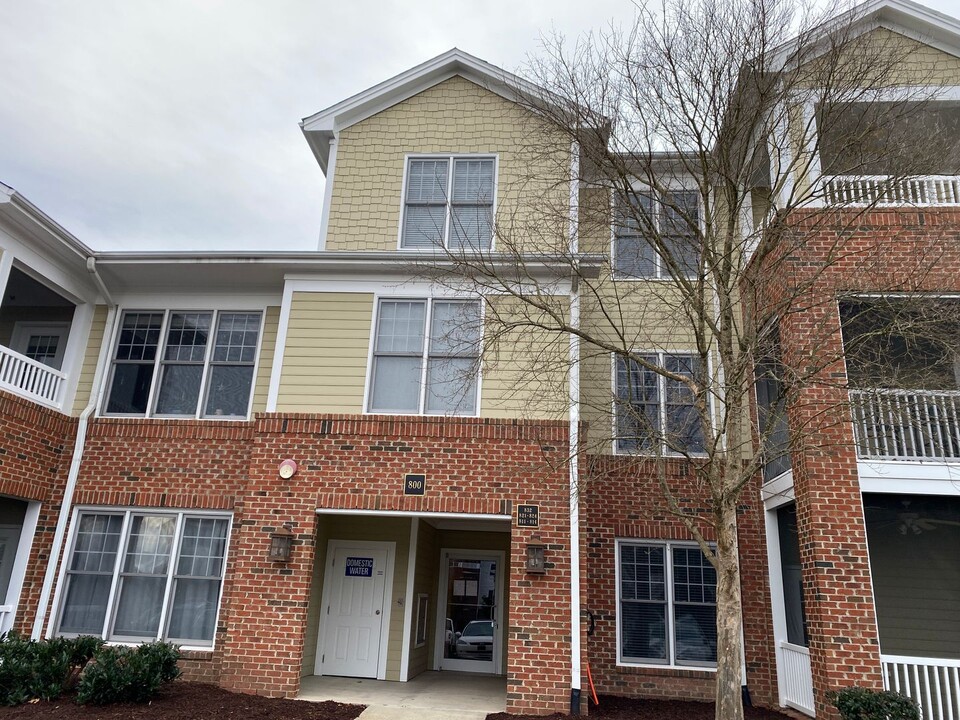 824 Waterford Lake Dr in Cary, NC - Foto de edificio
