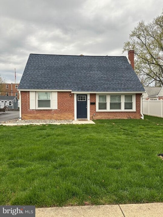 10 Hawthorne Rd in Broomall, PA - Foto de edificio