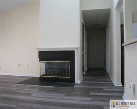 152 Darwin Ln in North Brunswick, NJ - Building Photo - Building Photo