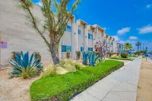 6113 8th Ave in Los Angeles, CA - Building Photo