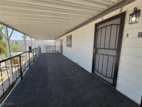 220 Hopi Ln in Henderson, NV - Building Photo - Building Photo