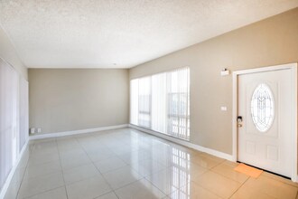 8084 SW 33rd Terrace in Miami, FL - Foto de edificio - Building Photo