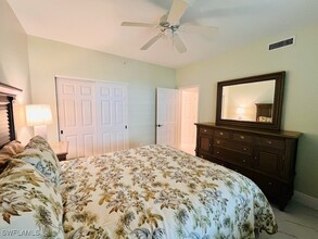 425 Cove Tower Dr in Naples, FL - Building Photo - Building Photo