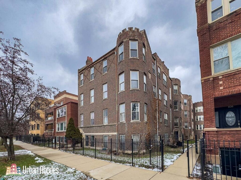 2015 N Humboldt Blvd, Unit M04B in Chicago, IL - Building Photo