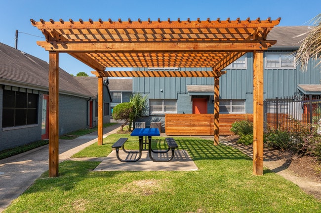 West End Crossing in Beaumont, TX - Building Photo - Building Photo