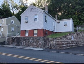 122 N 8th St in Hawthorne, NJ - Building Photo - Building Photo