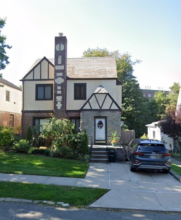 47-40 Glenwood St in Queens, NY - Building Photo