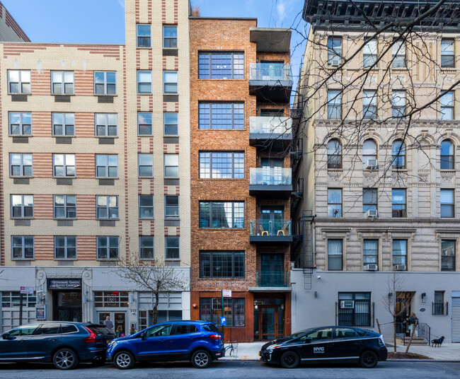 227 E 7th St in New York, NY - Foto de edificio - Building Photo