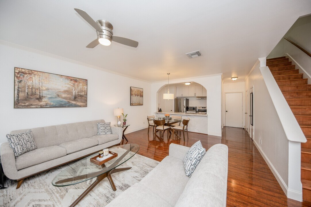 2842 Holly Hall St in Houston, TX - Building Photo