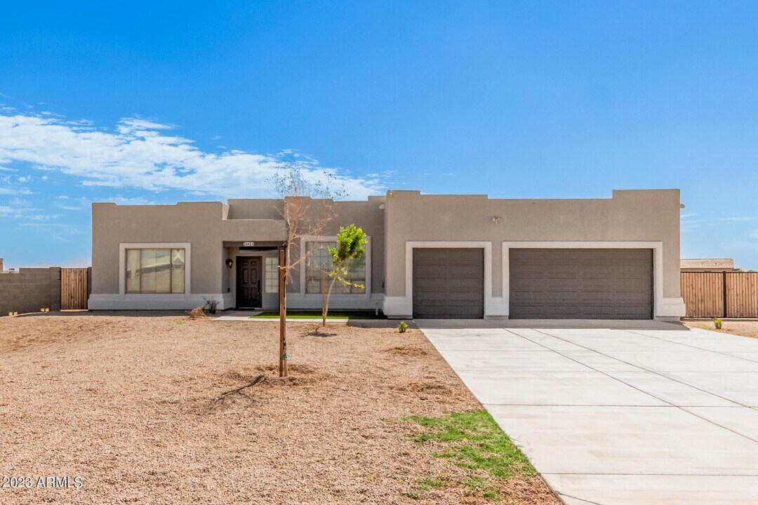 24431 W Horned Owl Trail in Wittmann, AZ - Foto de edificio