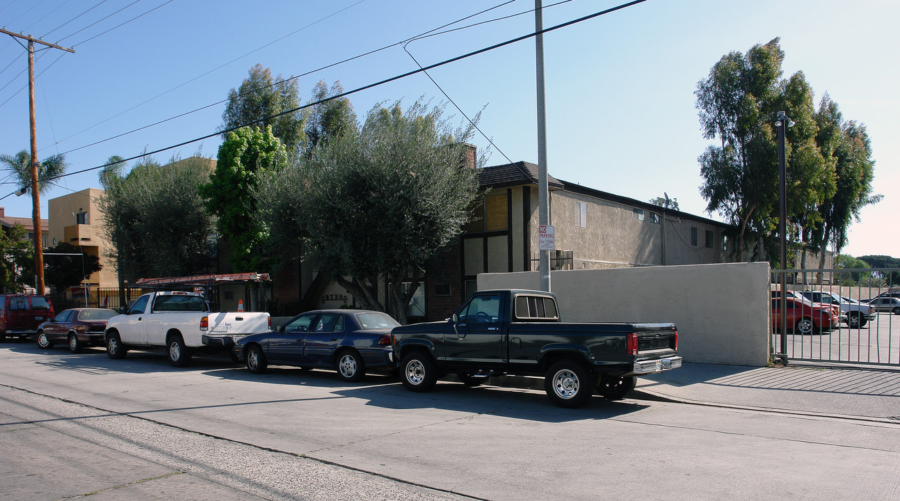 8720 Burnet Ave in North Hills, CA - Foto de edificio