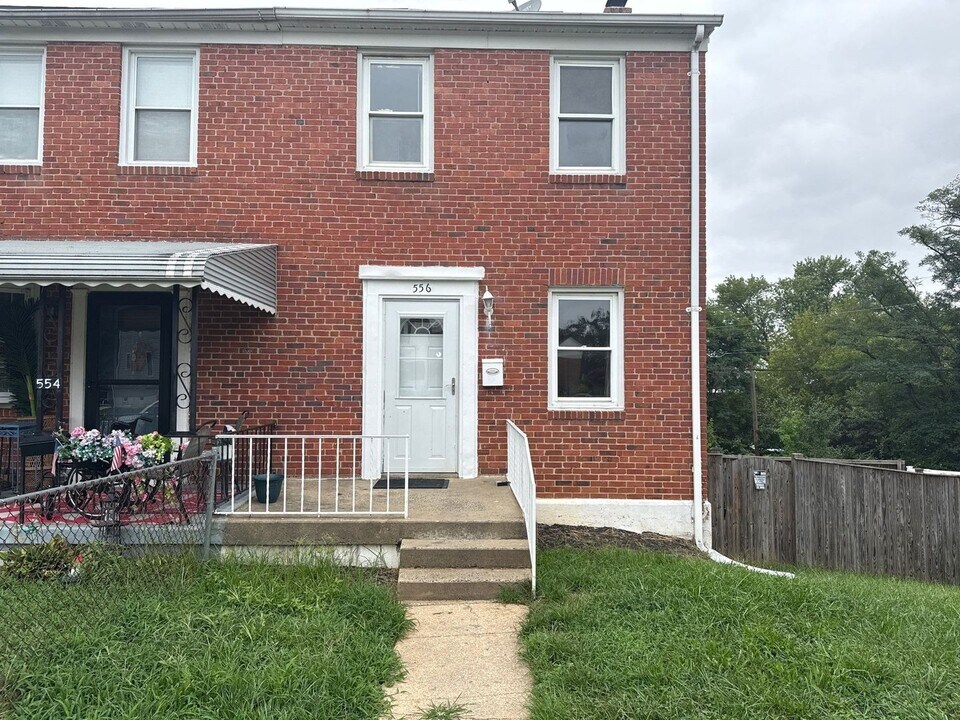 556 Chalcot Square in Essex, MD - Building Photo