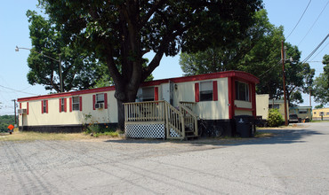 305-315 Polo Rd in Winston-Salem, NC - Building Photo - Building Photo