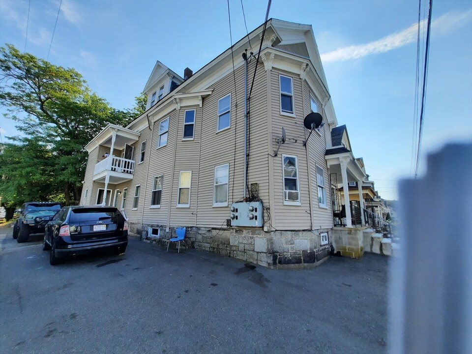 156 Pleasant St in Lowell, MA - Building Photo