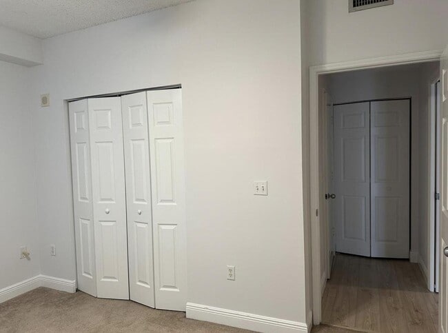 616 Clearwater Park Rd in West Palm Beach, FL - Foto de edificio - Building Photo