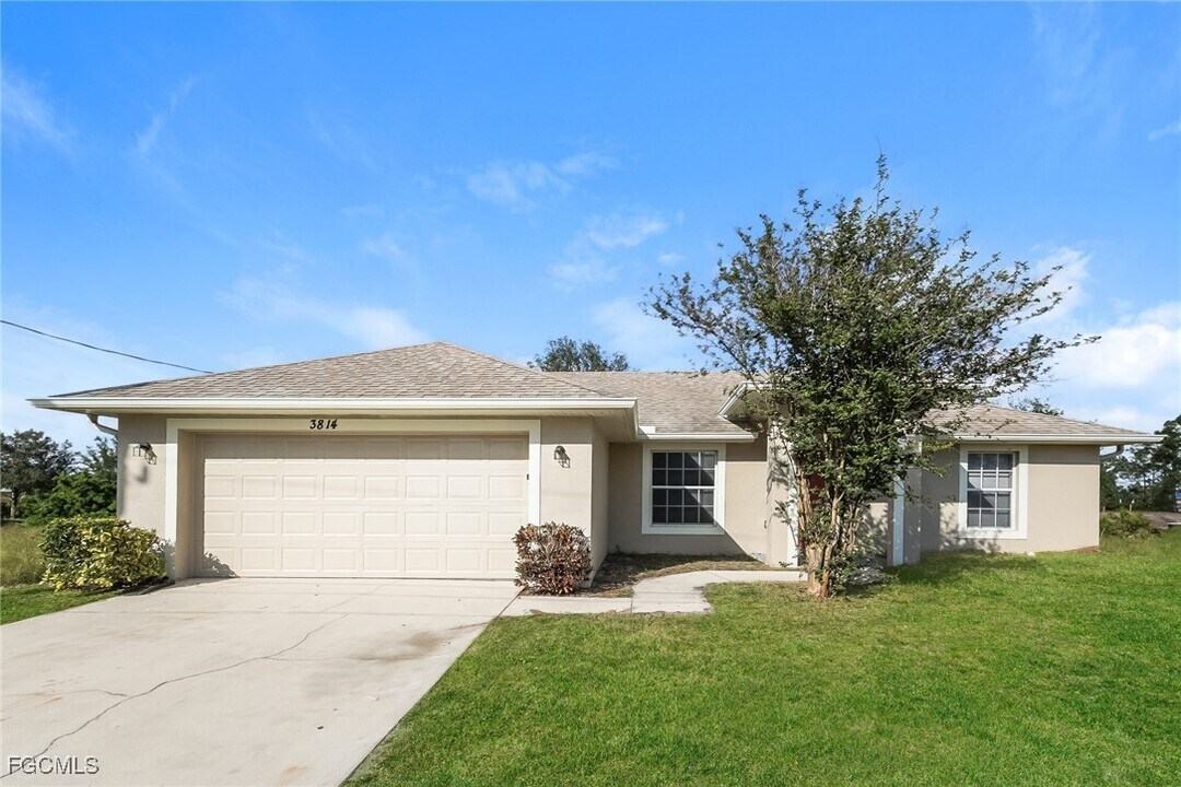 3814 21st St SW in Lehigh Acres, FL - Building Photo
