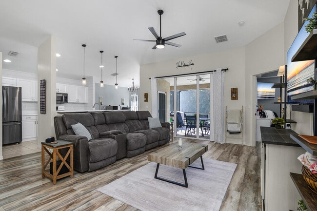 21572 Brixham Run Loop in Estero, FL - Foto de edificio - Building Photo