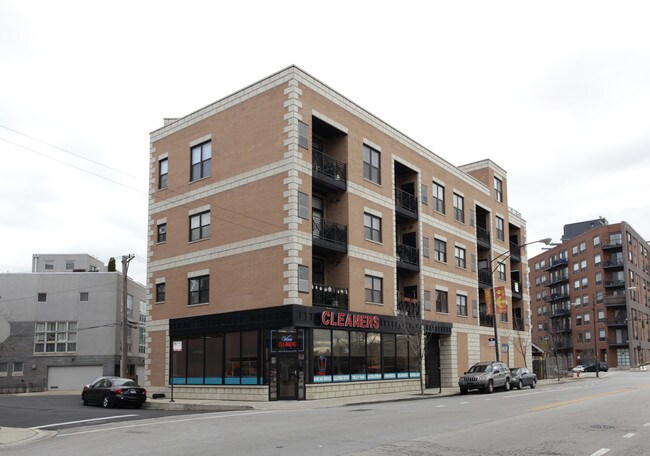 651 N Milwaukee Ave in Chicago, IL - Building Photo - Building Photo