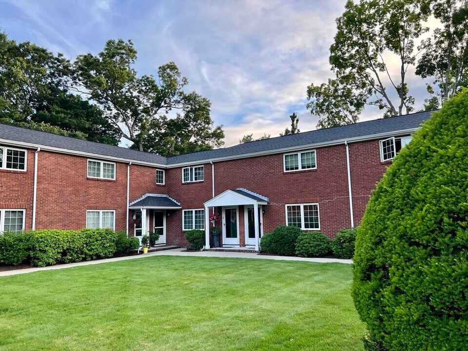 37 Linden St in Wellesley, MA - Building Photo