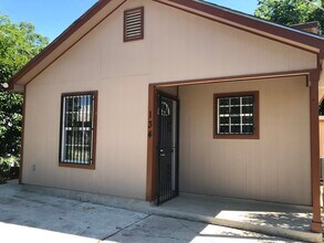 134 Roberts St, Unit 101 in San Antonio, TX - Foto de edificio - Building Photo