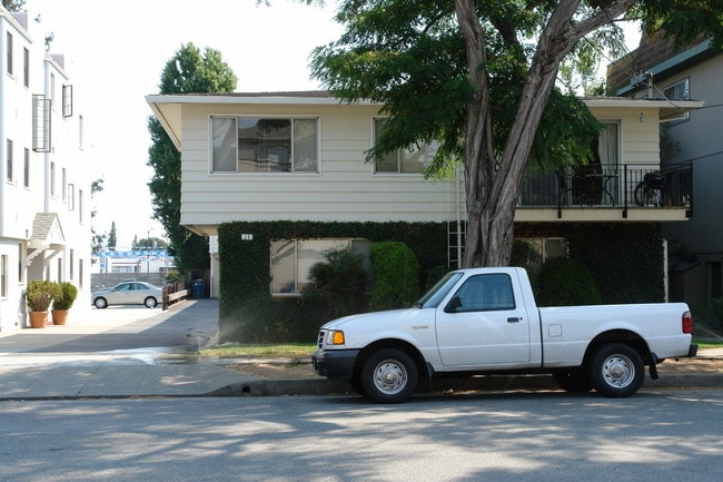 16 Highland Ave in Burlingame, CA - Foto de edificio - Building Photo