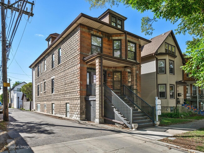 2415 W Warner Ave in Chicago, IL - Building Photo - Building Photo