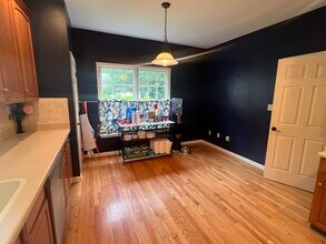 8 Stonegate Ln in Bedford, MA - Building Photo - Building Photo