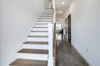 Stoneway Townhome Garage Included in Champaign, IL - Foto de edificio - Building Photo