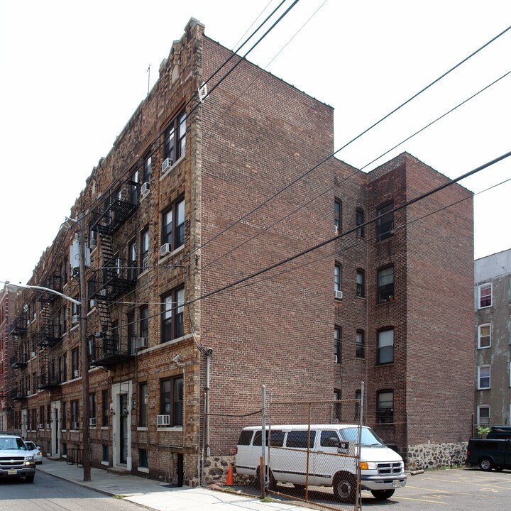 417 54th St in West New York, NJ - Building Photo