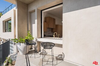 1205 Las Lomas Pl in Los Angeles, CA - Building Photo - Building Photo