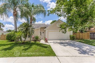 125 Sherwood Dr, Unit 1-307 in Royal Palm Beach, FL - Building Photo