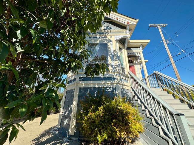 1054 24th St, Unit A in Oakland, CA - Building Photo - Building Photo