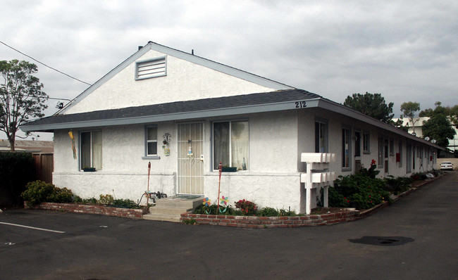 212 Victoria St in Costa Mesa, CA - Foto de edificio - Building Photo