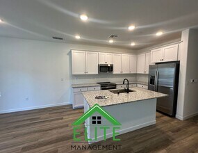 4242 Aura Way in Rancho Cordova, CA - Foto de edificio - Building Photo