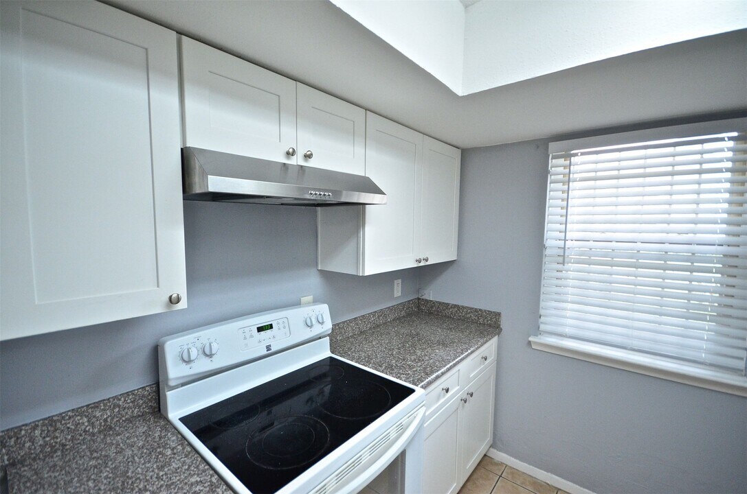 7022 S Dairy Ashford Rd in Houston, TX - Building Photo
