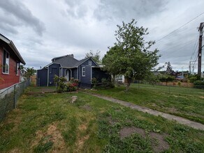 1122 Warren Ave in Bremerton, WA - Building Photo - Building Photo