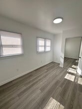 1956 1/2 Park Grove Ave in Los Angeles, CA - Foto de edificio - Building Photo