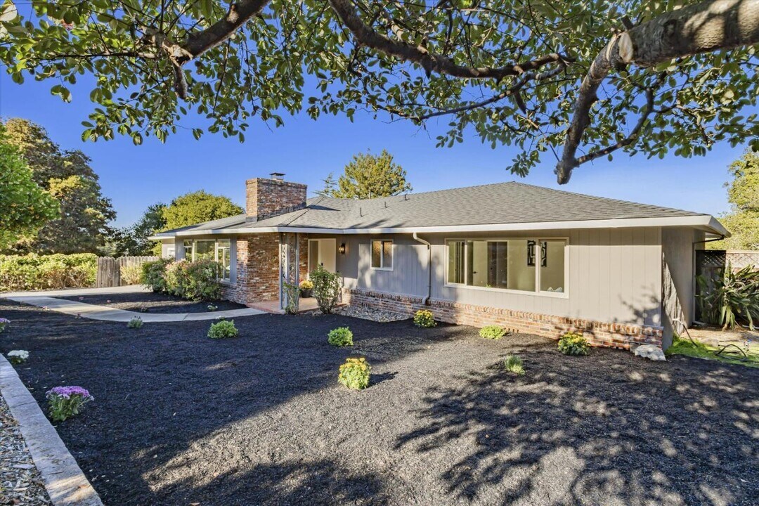 630 Darrell Rd in Hillsborough, CA - Building Photo