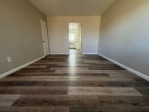 215 Miriam Dr-Unit -D in Waterloo, IA - Building Photo - Building Photo