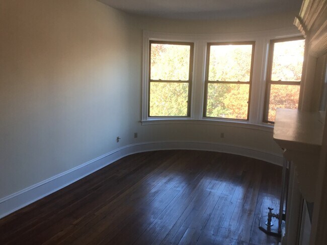 1489 Beacon St, Unit 1 in Brookline, MA - Foto de edificio - Building Photo
