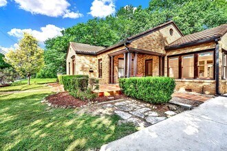 608 W Hopkins St in San Marcos, TX - Building Photo - Building Photo