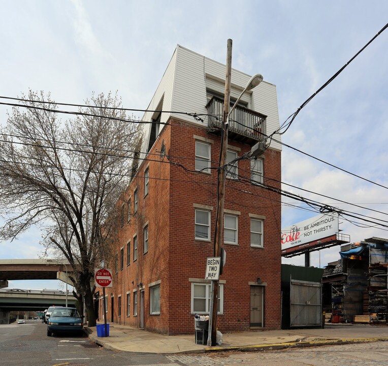 400 N Front St in Philadelphia, PA - Building Photo