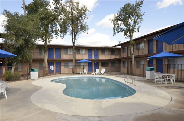 Chateau Gardens Apartments Photo