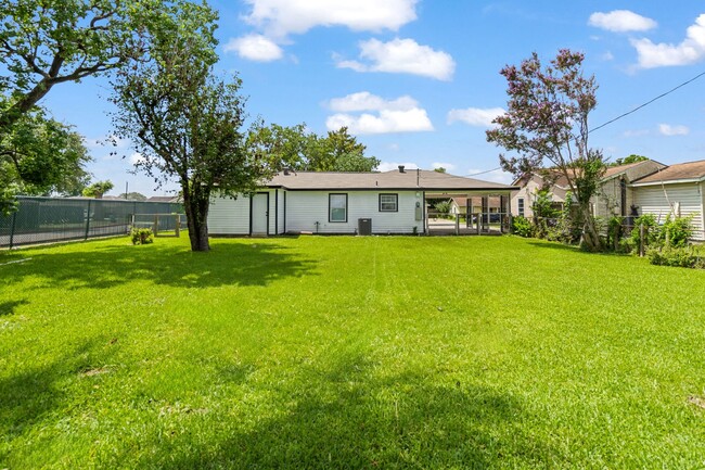 1000 W Thomas Ave in Pasadena, TX - Building Photo - Building Photo