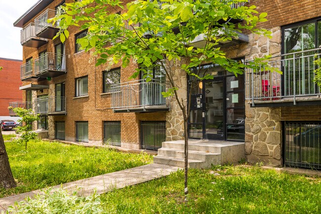 6351-6355 Villeneuve Rue in Montreal Nord, QC - Building Photo - Building Photo