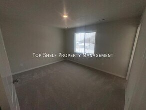 193 NE 56th St in Pleasant Hill, IA - Building Photo - Building Photo