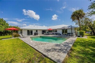 409 Cypress Way E in Naples, FL - Building Photo