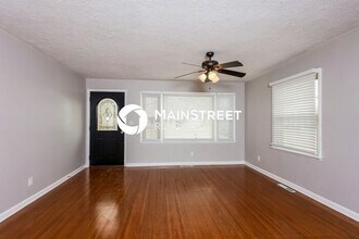 7706 Poinsettia Dr in Louisville, KY - Building Photo - Building Photo